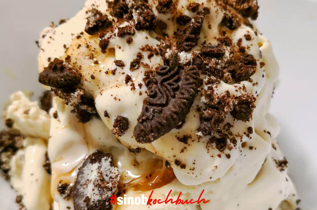 Protein-Butterkeks-Eis mit Oreo-Topping