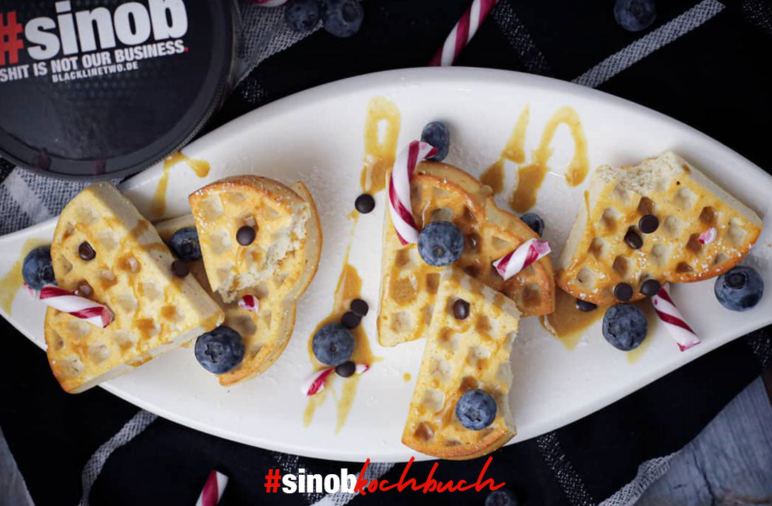 Vanille-Dinkel-Waffeln mit Blaubeeren