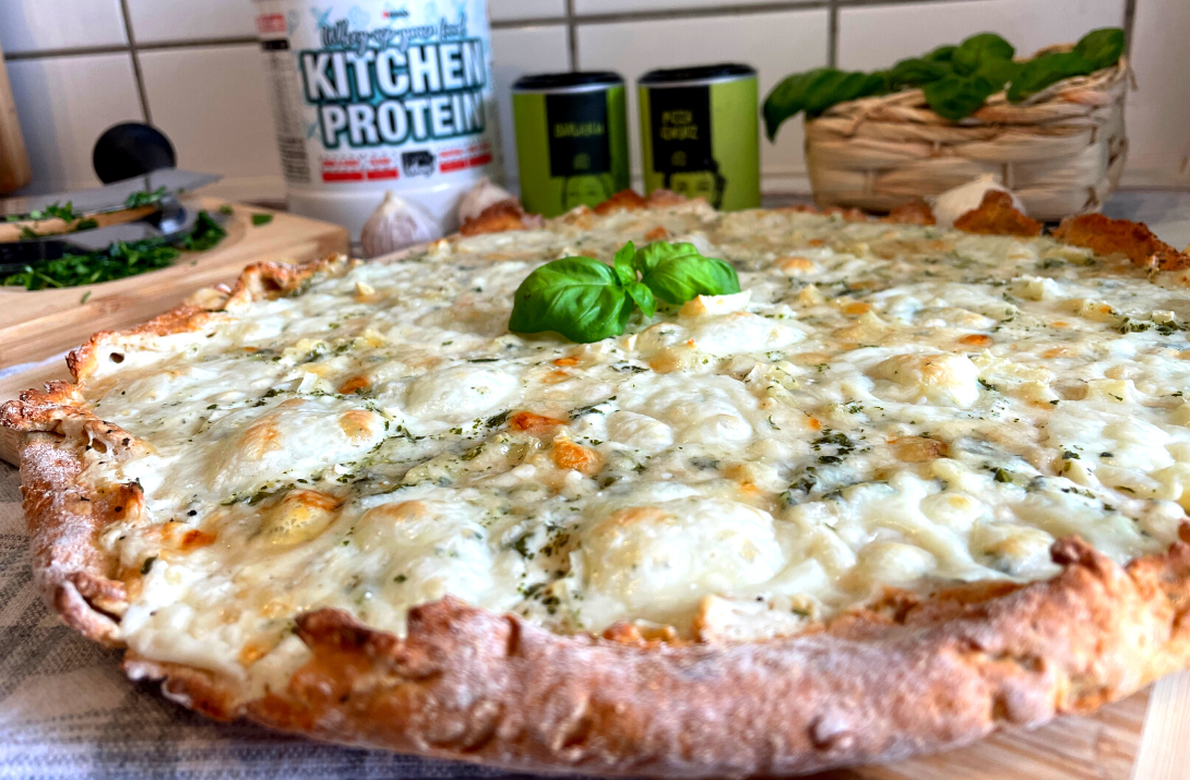 Pizza mit viel Käse und viel Protein