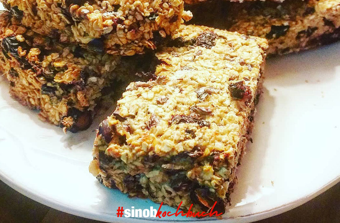 Proteinreicher Kokos-Kirsch-Flapjack - der ideale Fitness-Snack