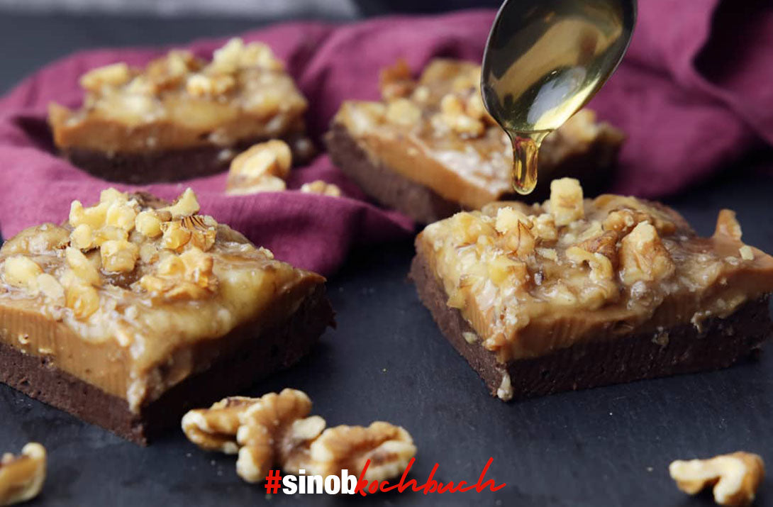 Schoko-Karamell-Schnitten mit Bananen-Walnuss Topping